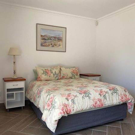 Somerset View Guest House Съмърсет Уест Екстериор снимка